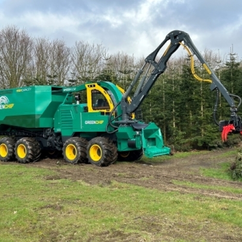 Flishugger producerer flis fra grene og træer i forbindelse med skovrydning.