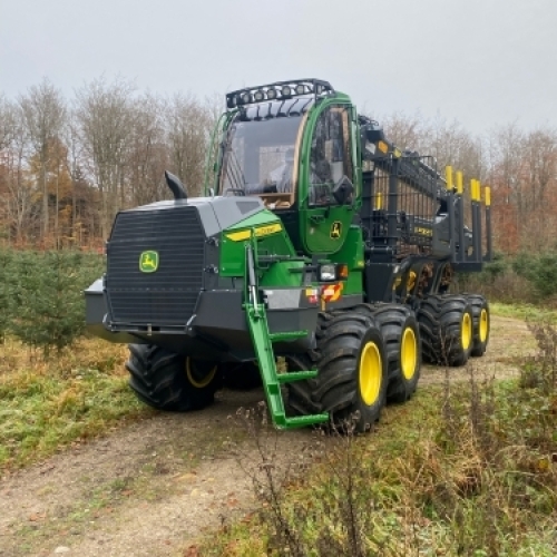Udkørselsmaskiner bruges til transport af fældede træer og tømmer ved professionel skovdrift.